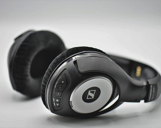 Czym się różnią słuchawki nauszne od Wokółusznych?