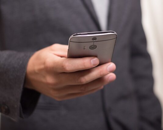 Czy smsy zapisują się w pamięci telefonu?