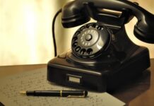 Dlaczego jedna słuchawka rozładowuje się szybciej?