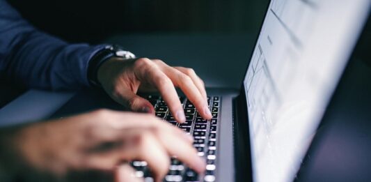 Przed czym chroni ubezpieczenie cyber i dlaczego jest niezbędne dla kontraktorów IT